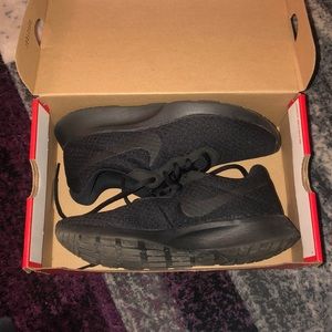 Women’s Nike tennis shoe